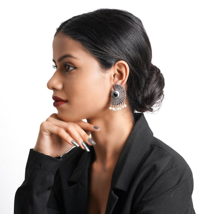 Bloom Arc pearl stud earring (Black)