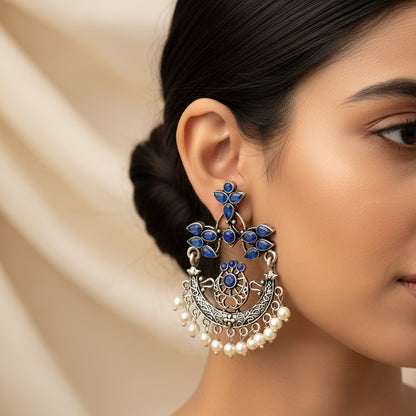 Carved Charm Dangler earringa (Blue)