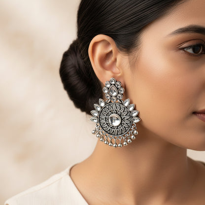Timeless Royal dangler earring (White)