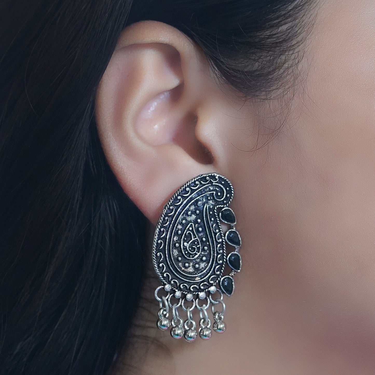 Curve and bloom stud earring (Black)