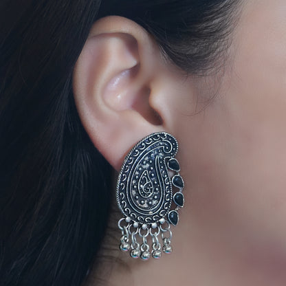 Curve and bloom stud earring (Black)