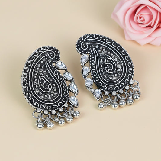 Curve and bloom stud earring (White)
