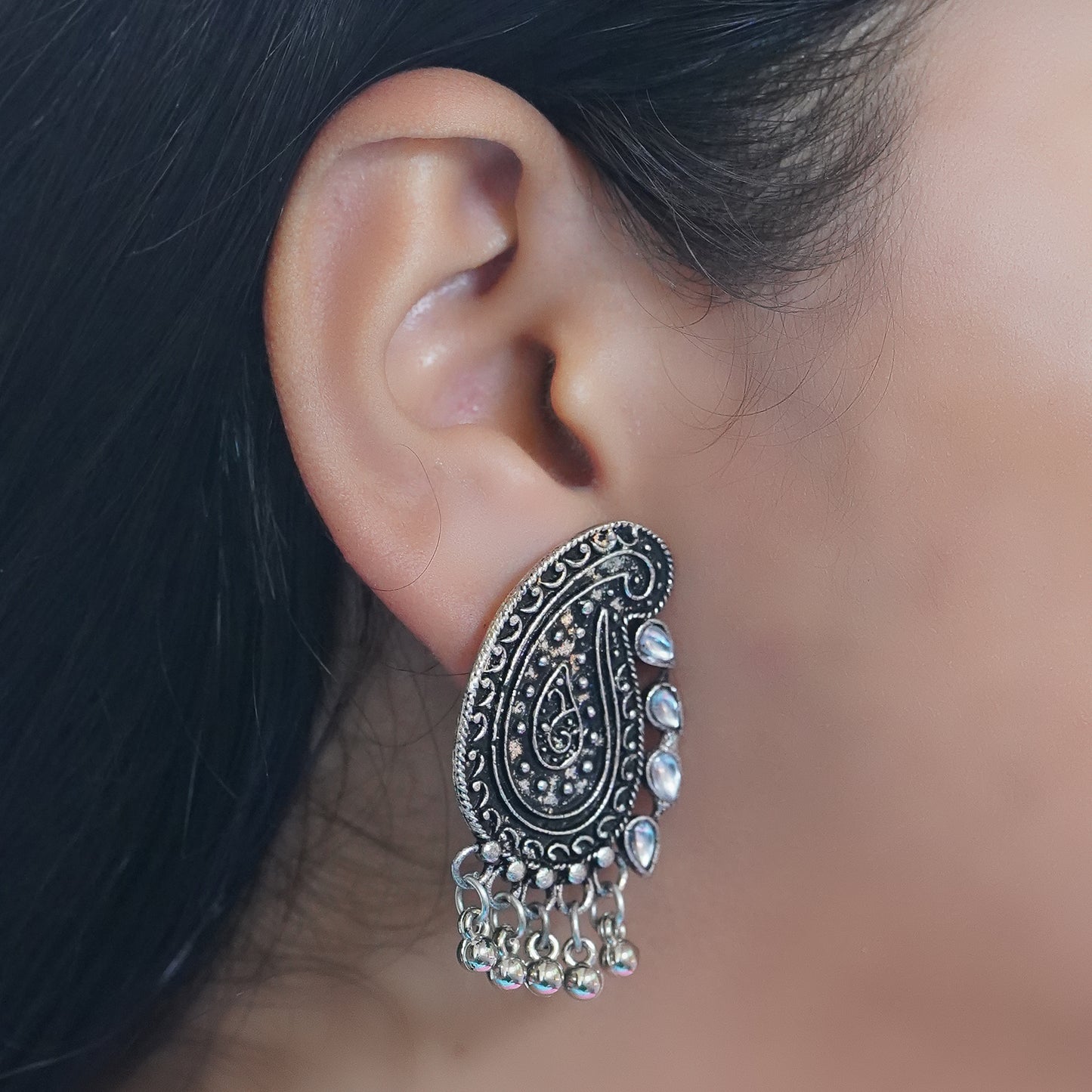 Curve and bloom stud earring (White)