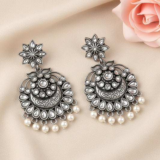 Little Petal dangler earrings (White)