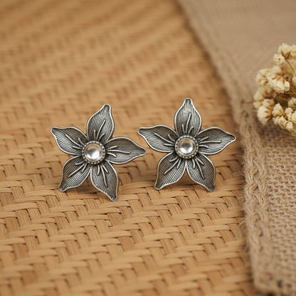 Minima-lily stud earrings (White)