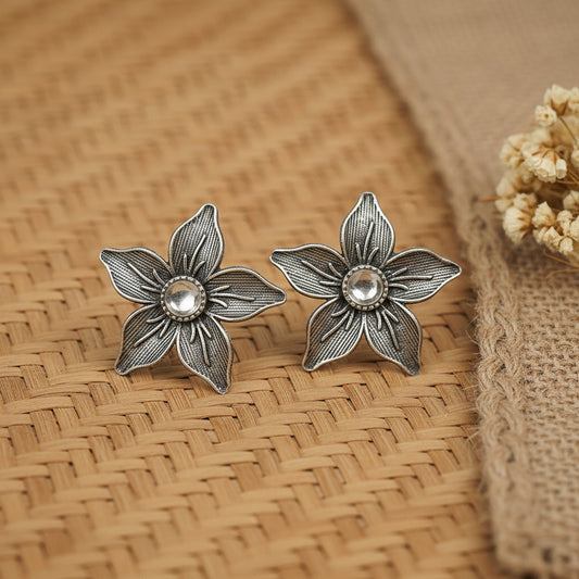 Minima-lily stud earrings (White)