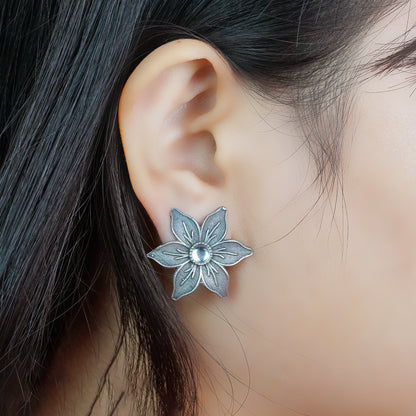 Minima-lily stud earrings (White)
