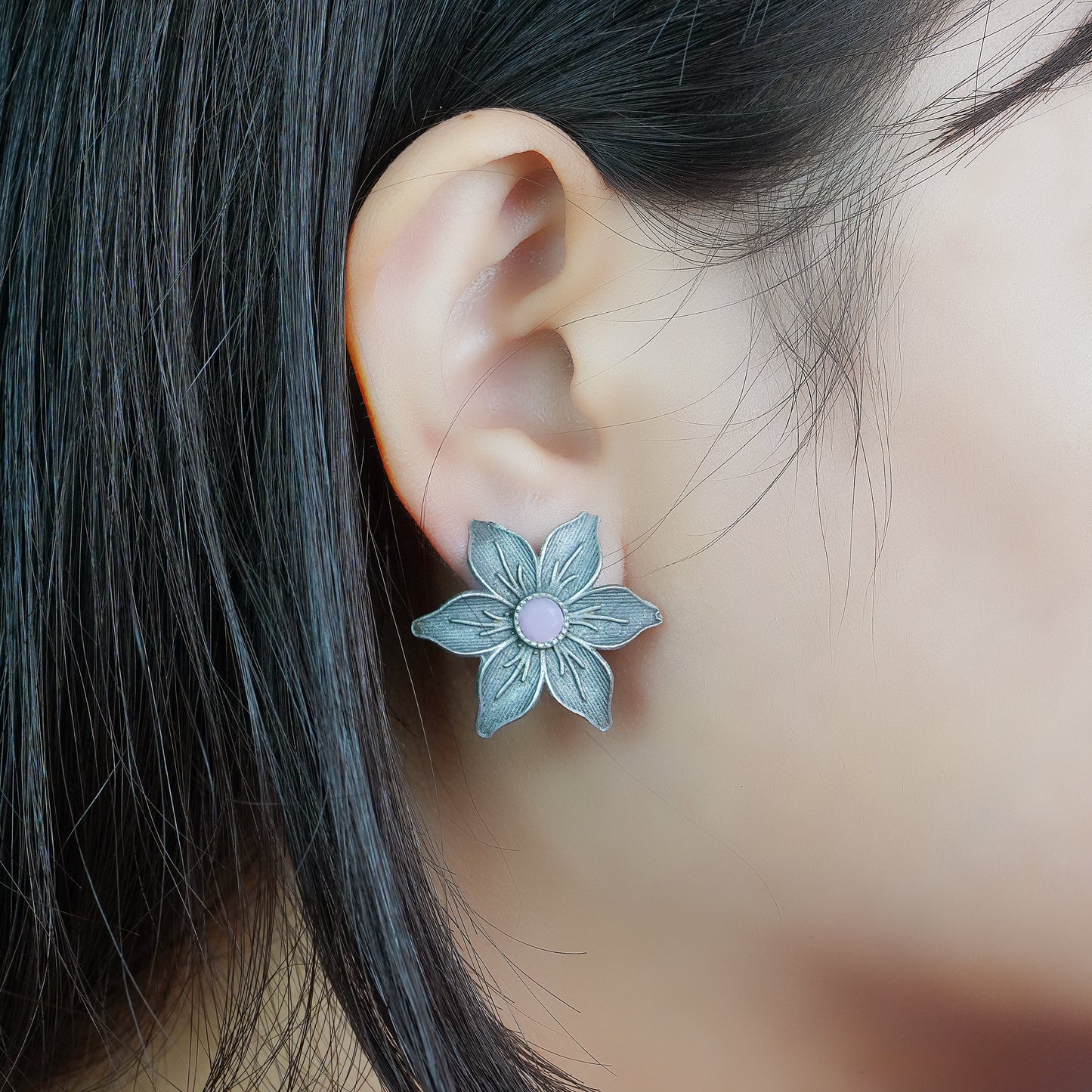 Minima-lily stud earrings (Baby Pink)