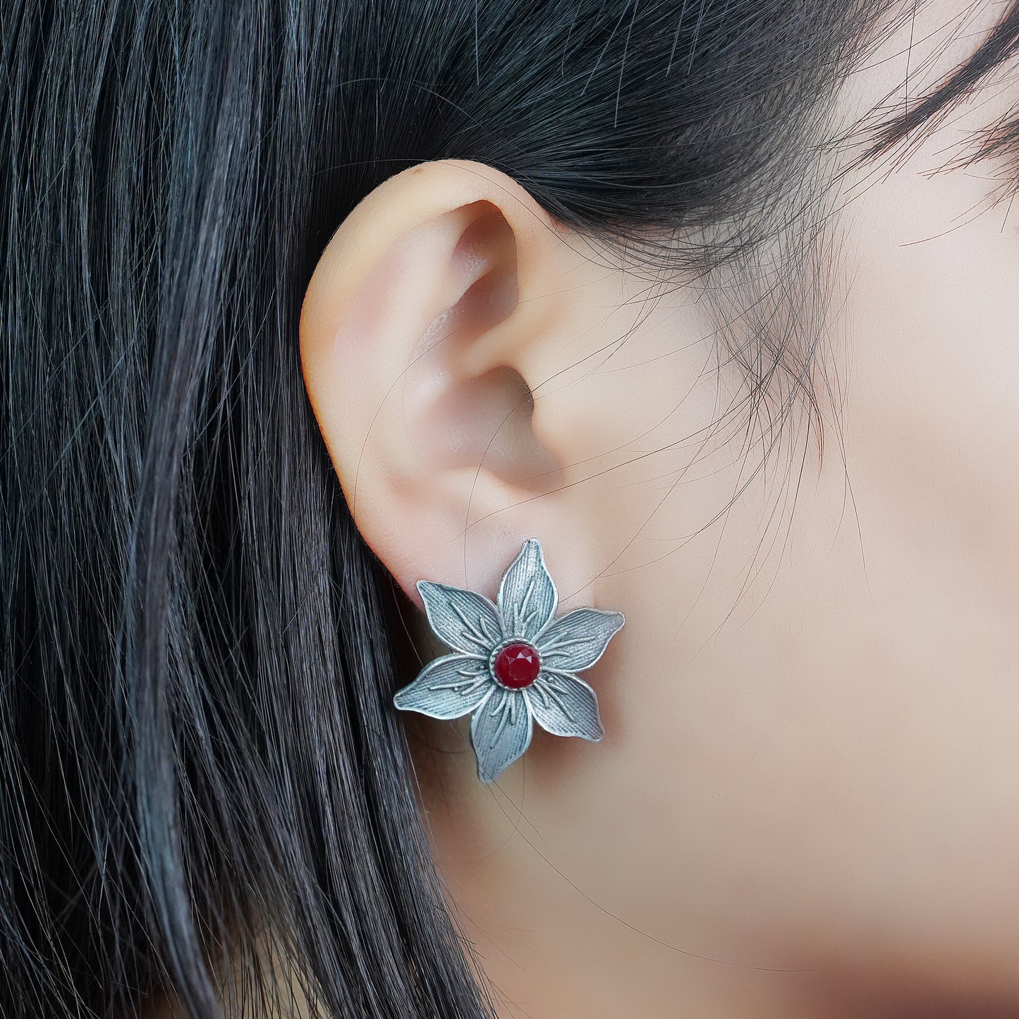 Minima-lily stud earrings (Dark Maroon)