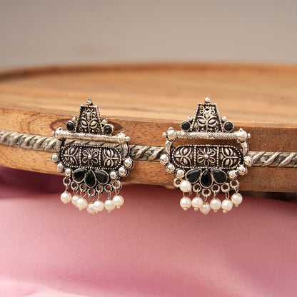 Floral Carved pearl stud earring (Black)