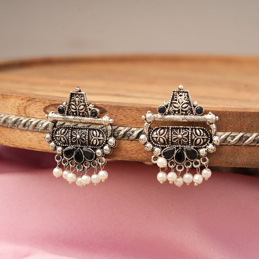 Floral Carved pearl stud earring (Black)