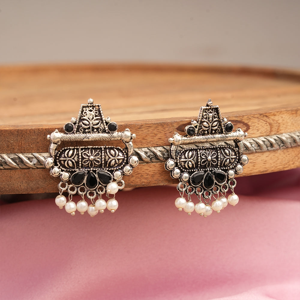 Floral Carved pearl stud earring (Black)