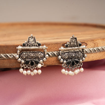 Floral Carved pearl stud earring (Black)