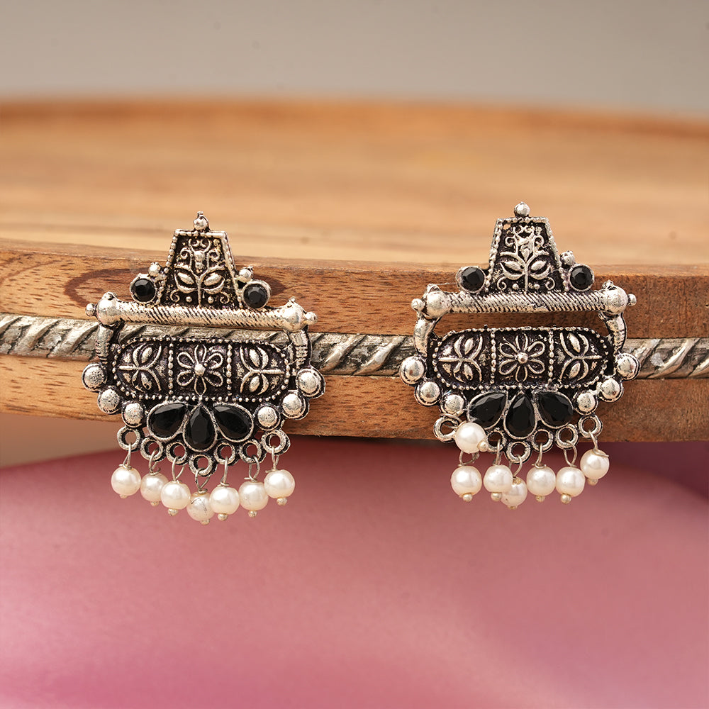 Floral Carved pearl stud earring (Black)
