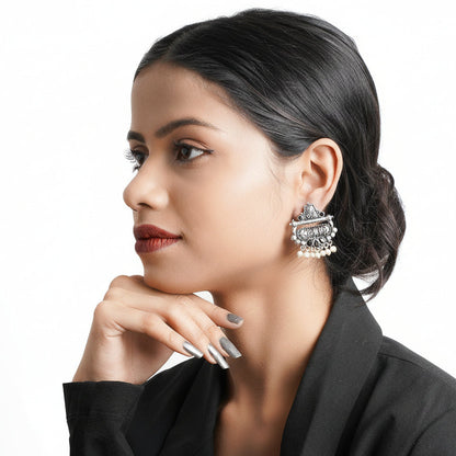 Floral Carved pearl stud earring (Black)