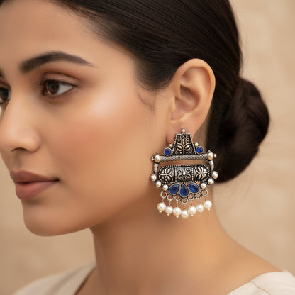 Floral Carved pearl stud earring (Blue)