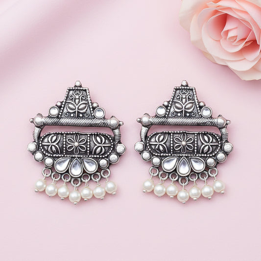 Floral Carved pearl stud earring (White)