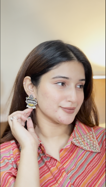 Floral Carved pearl stud earring (Yellow)