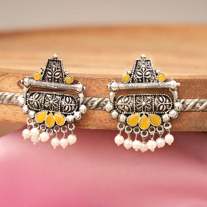 Floral Carved pearl stud earring (Yellow)