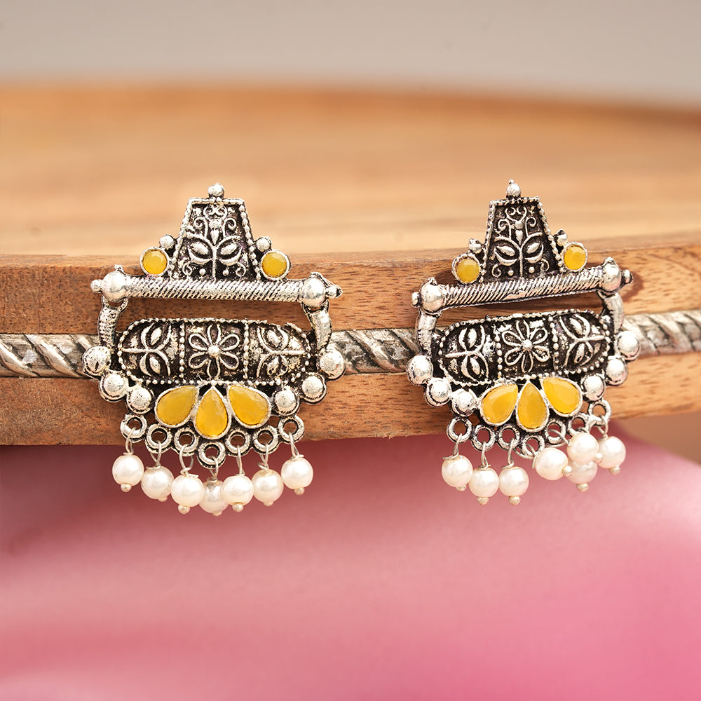 Floral Carved pearl stud earring (Yellow)