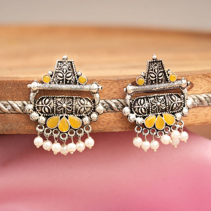 Floral Carved pearl stud earring (Yellow)