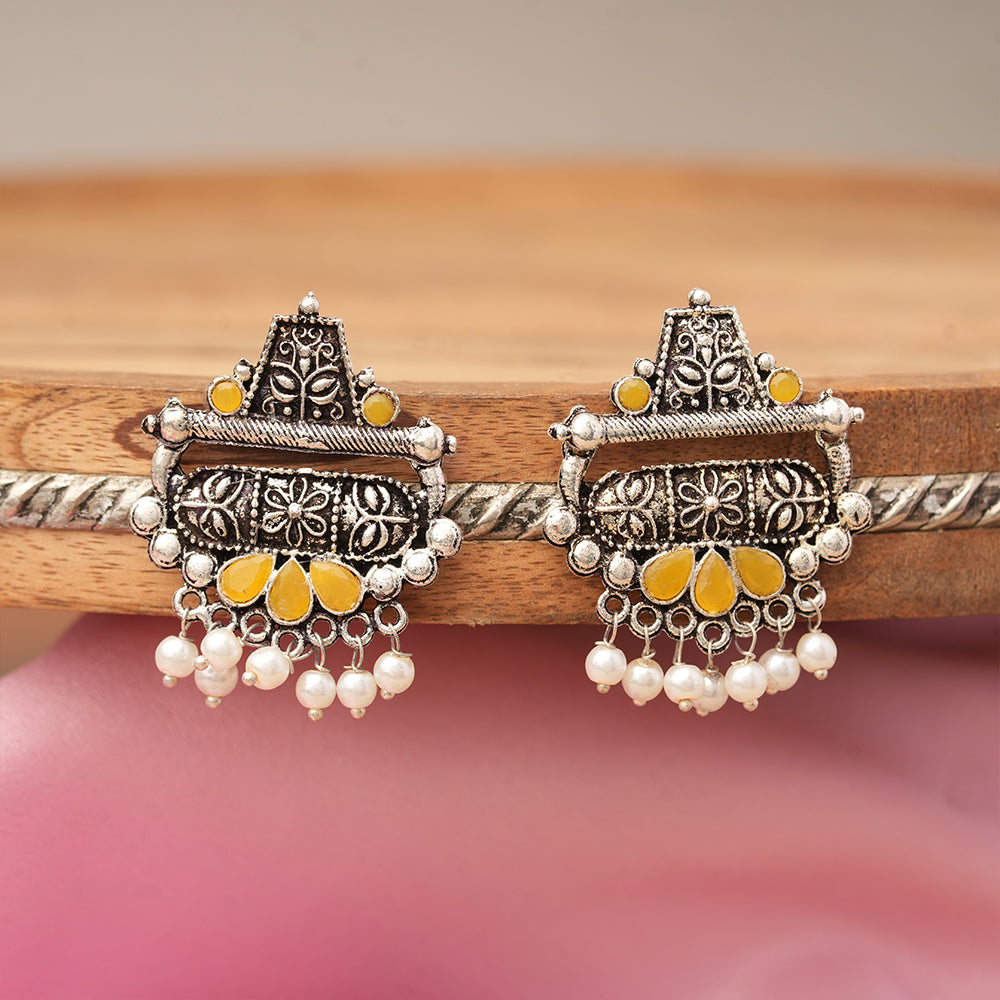 Floral Carved pearl stud earring (Yellow)