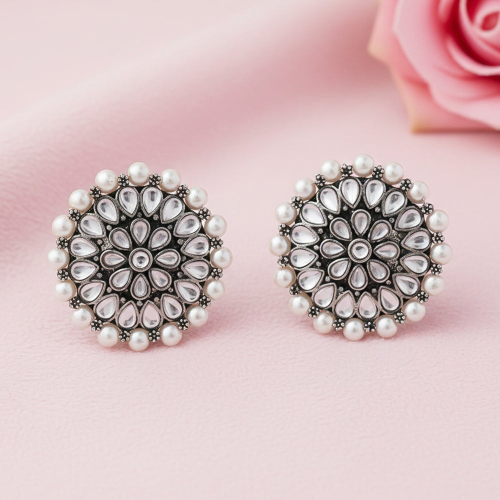 Desi Diva stud earring (White)
