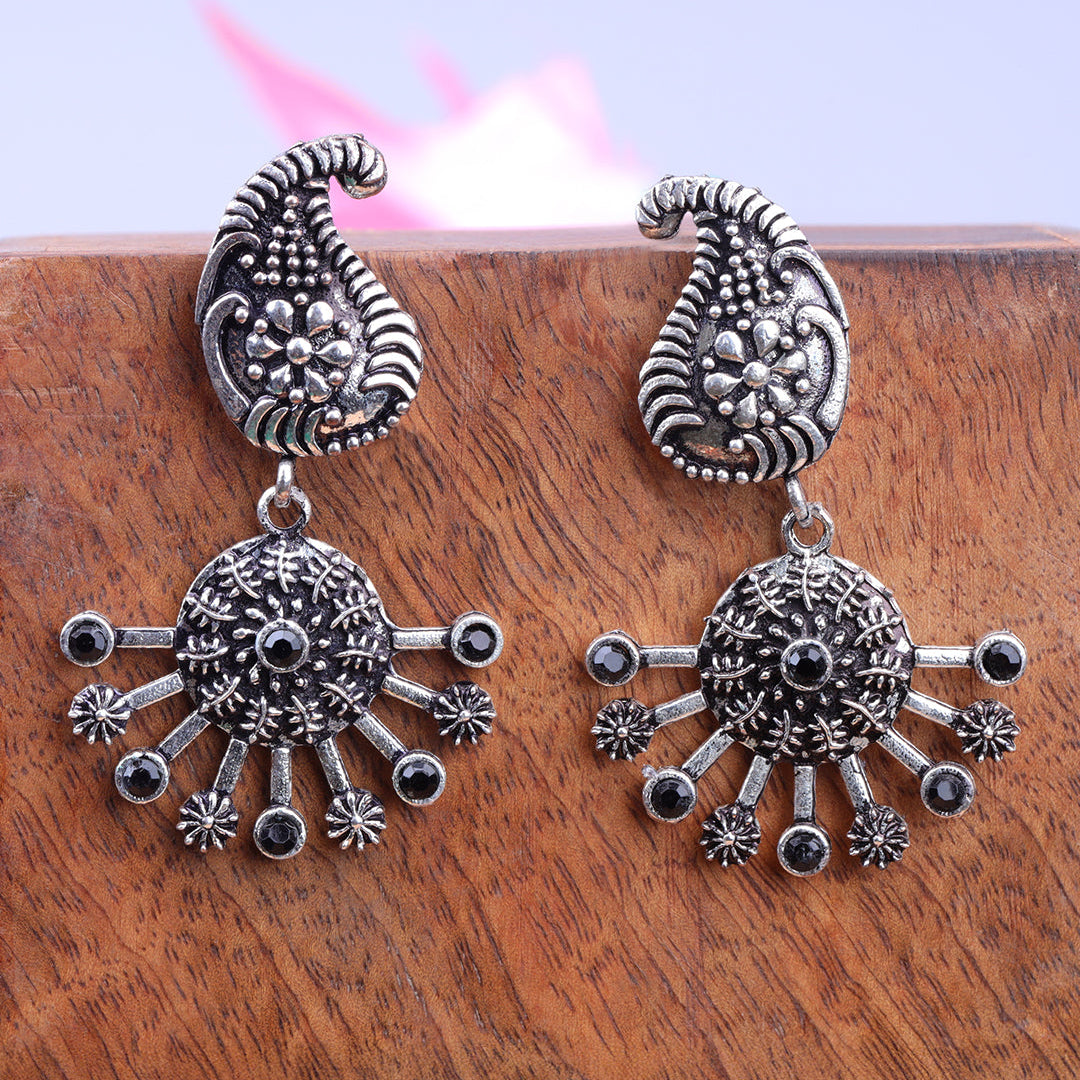 Rays and Paisley dangler earring (Black)