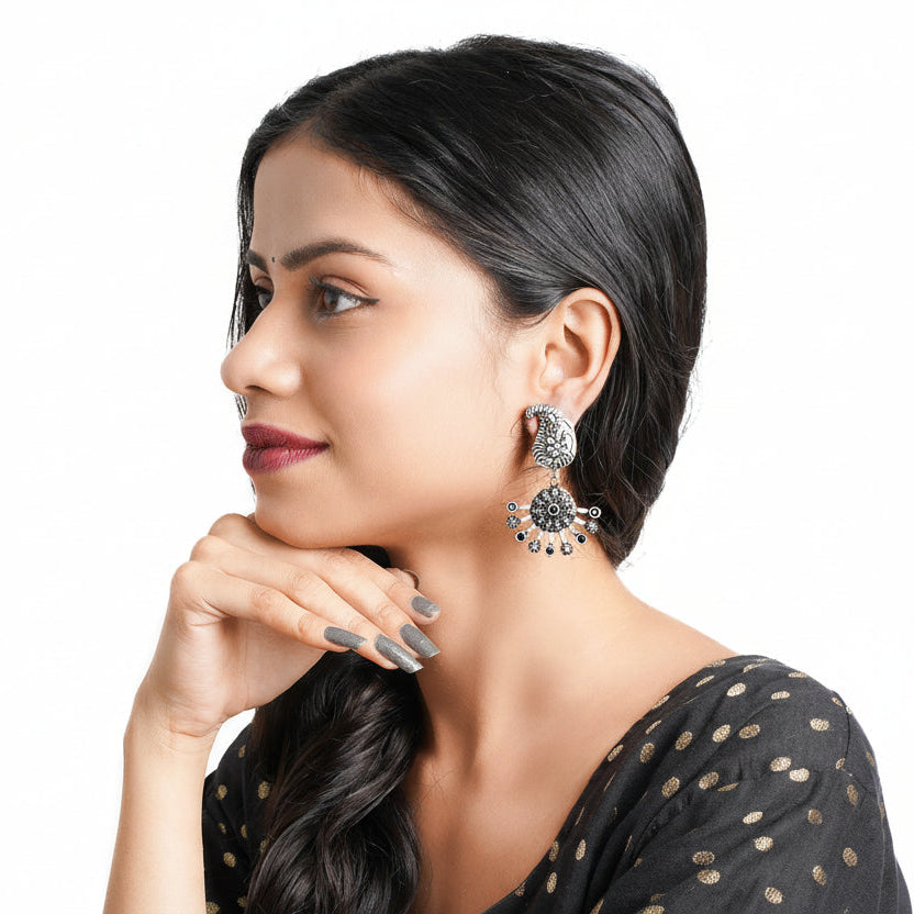 Rays and Paisley dangler earring (Black)