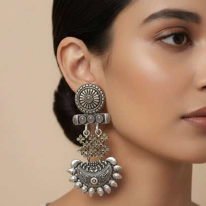 Enchanted Swing dangler earring (Grey)