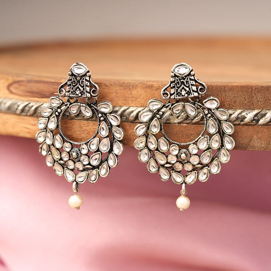 Diva Drops stud earrings (White)