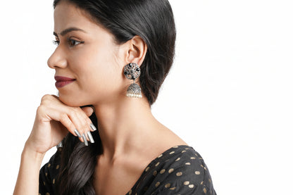 Curv & Swirl jhumka earring (Black)
