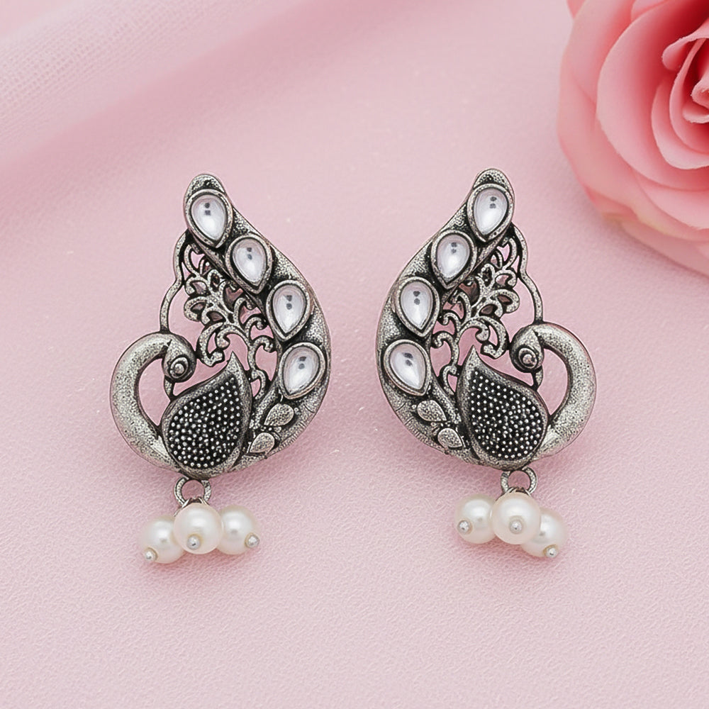 Ferocious Feathers stud earrings (White)