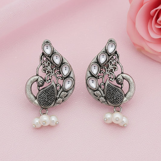 Ferocious Feathers stud earrings (White)
