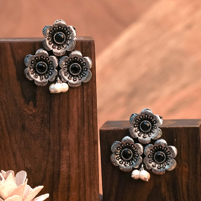 Blossom Tales stud earrings (Black)