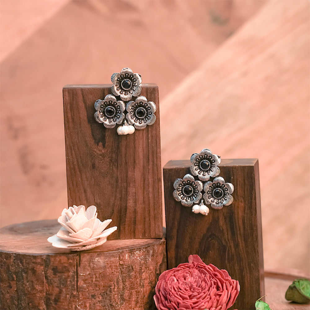 Blossom Tales stud earrings (Black)