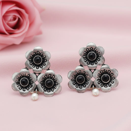Blossom Tales stud earrings (Black)