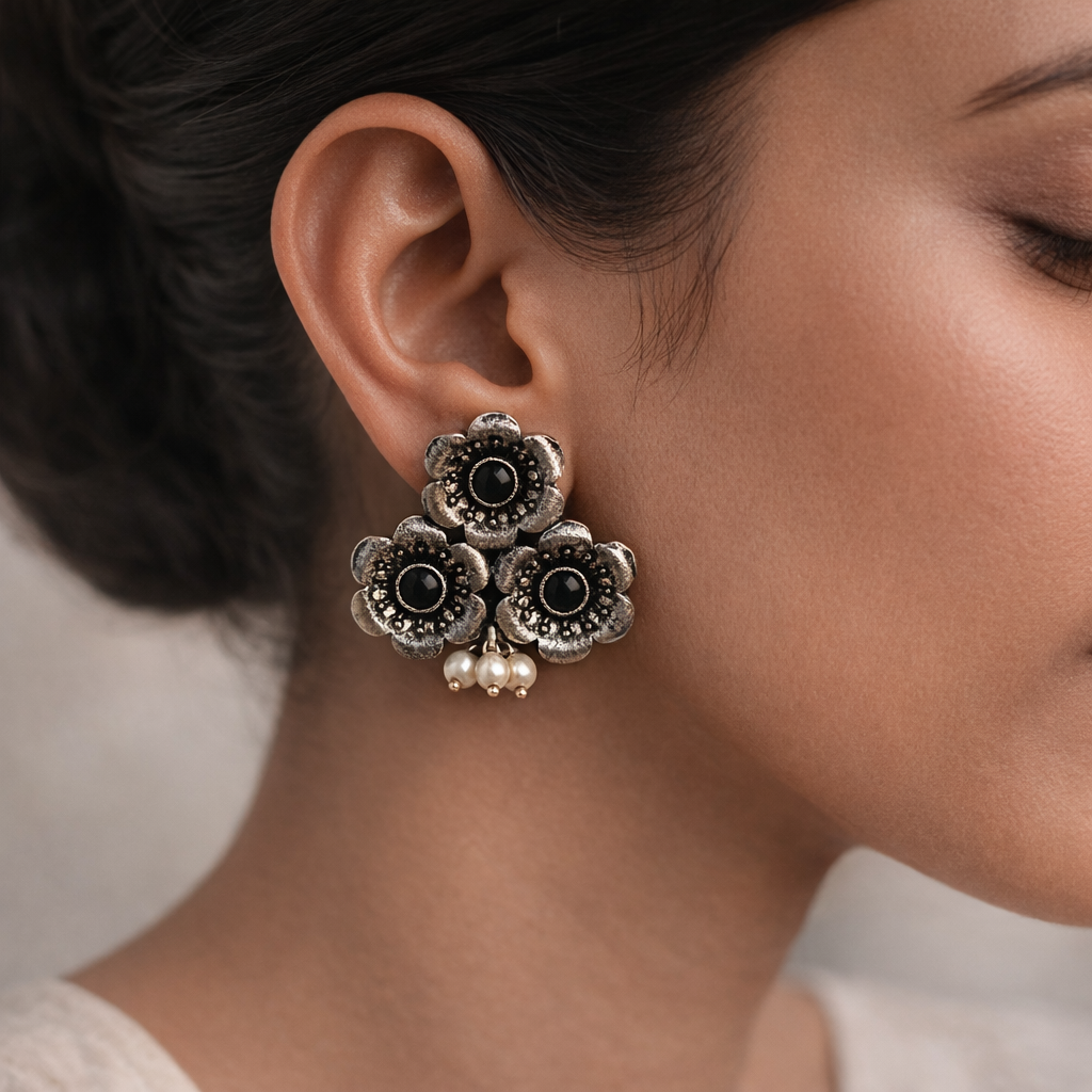 Blossom Tales stud earrings (Black)