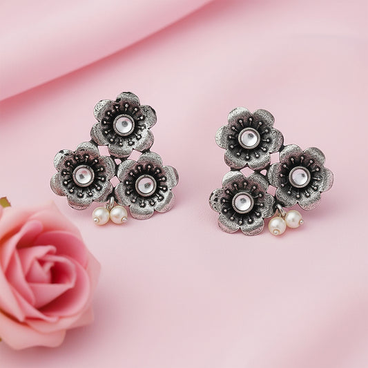 Blossom Tales stud earrings (White)