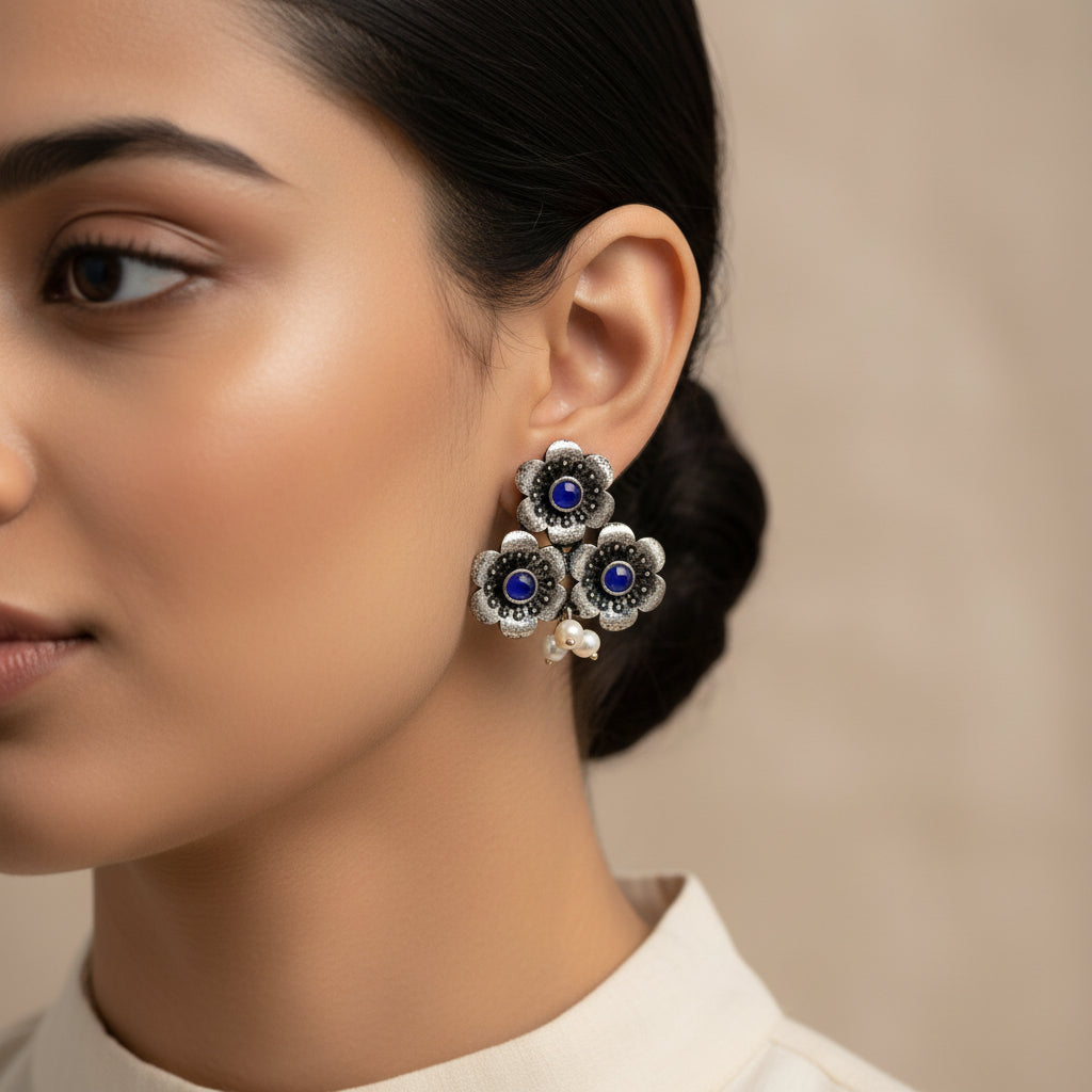 Blossom Tales stud earrings (White)