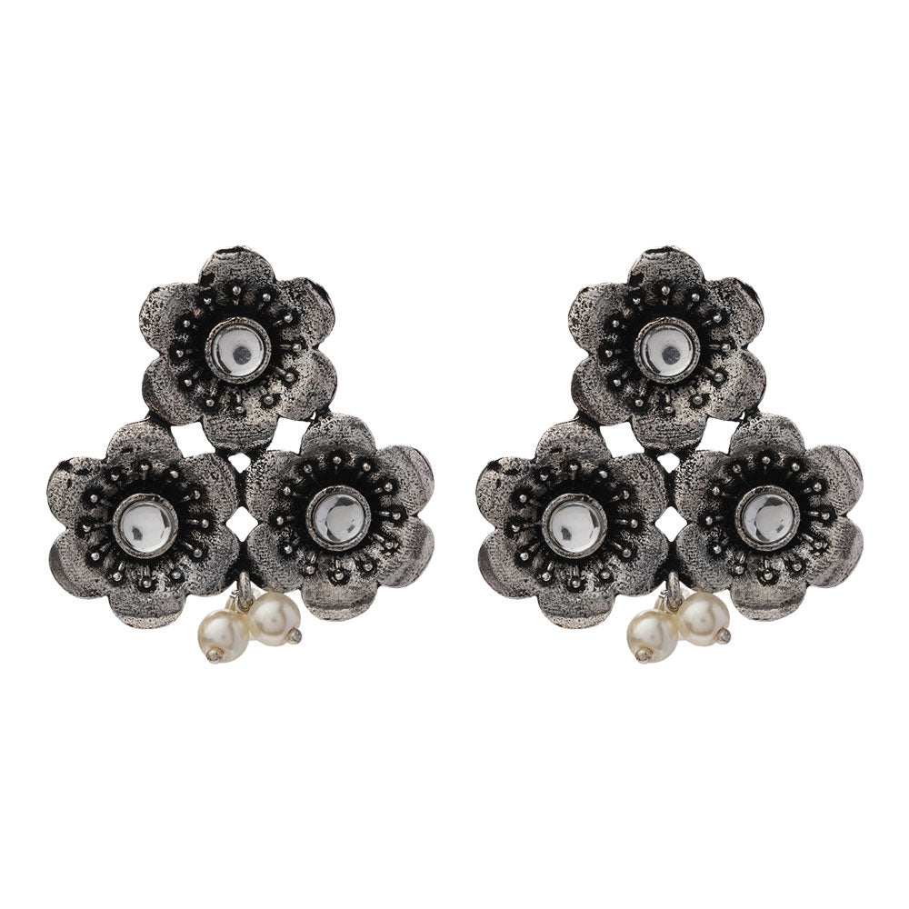 Blossom Tales stud earrings (White)