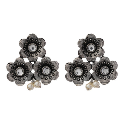 Blossom Tales stud earrings (White)