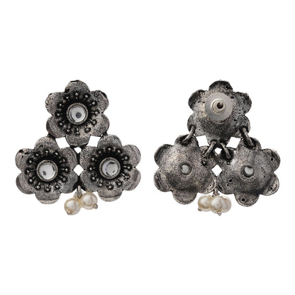 Blossom Tales stud earrings (White)