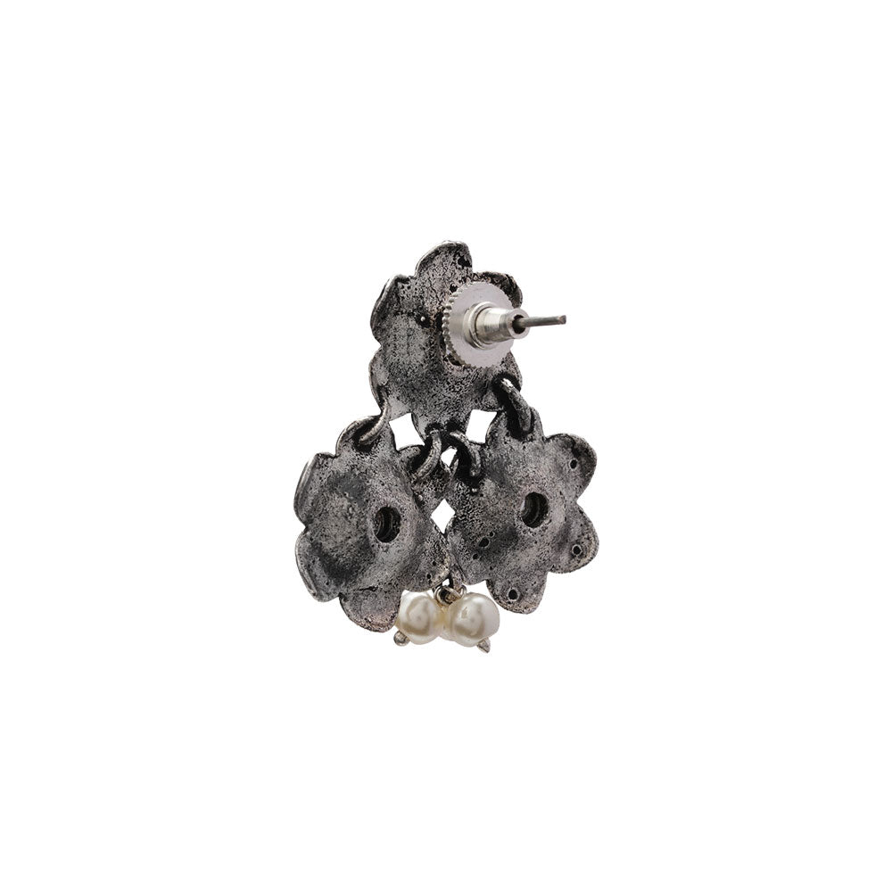 Blossom Tales stud earrings (White)