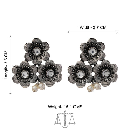 Blossom Tales stud earrings (White)