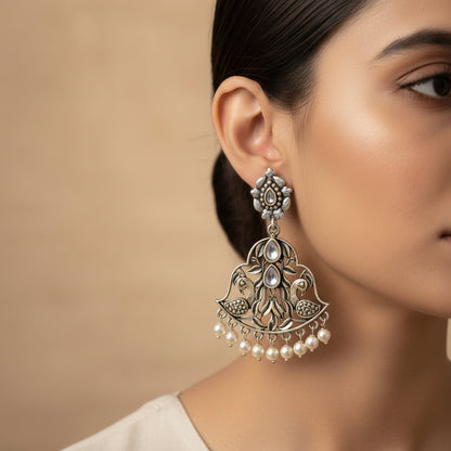 Morpatra dangler earrings (White)