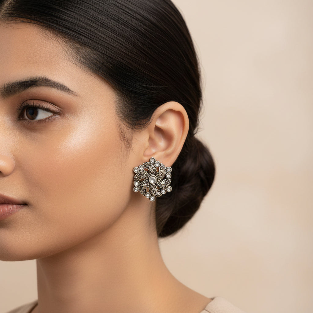 Aabroo sparkle stud earrings (White)