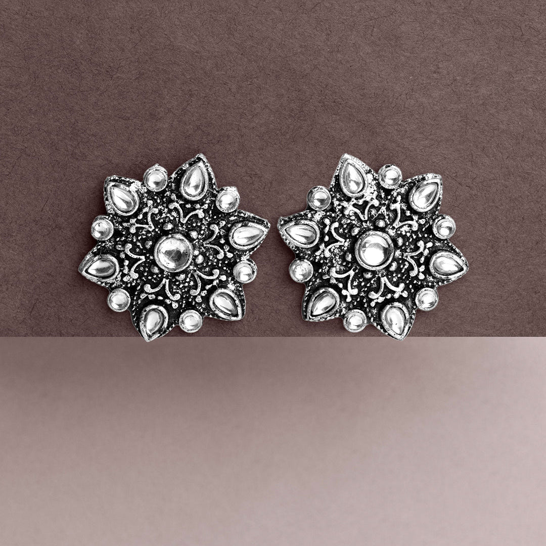 flower-alpana stud earrings (White)