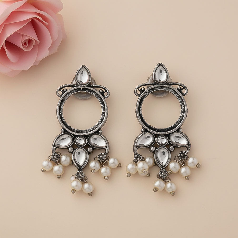 Loop dot stud earrings (White)