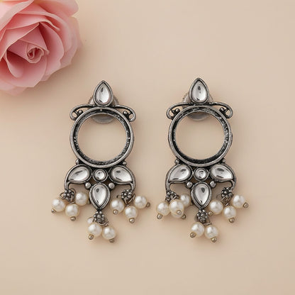 Loop dot stud earrings (White)